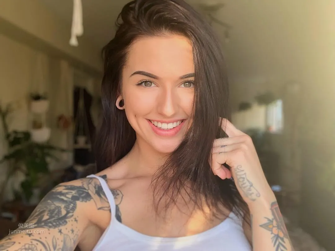 Octavia May- 酒凹紋身美女 22