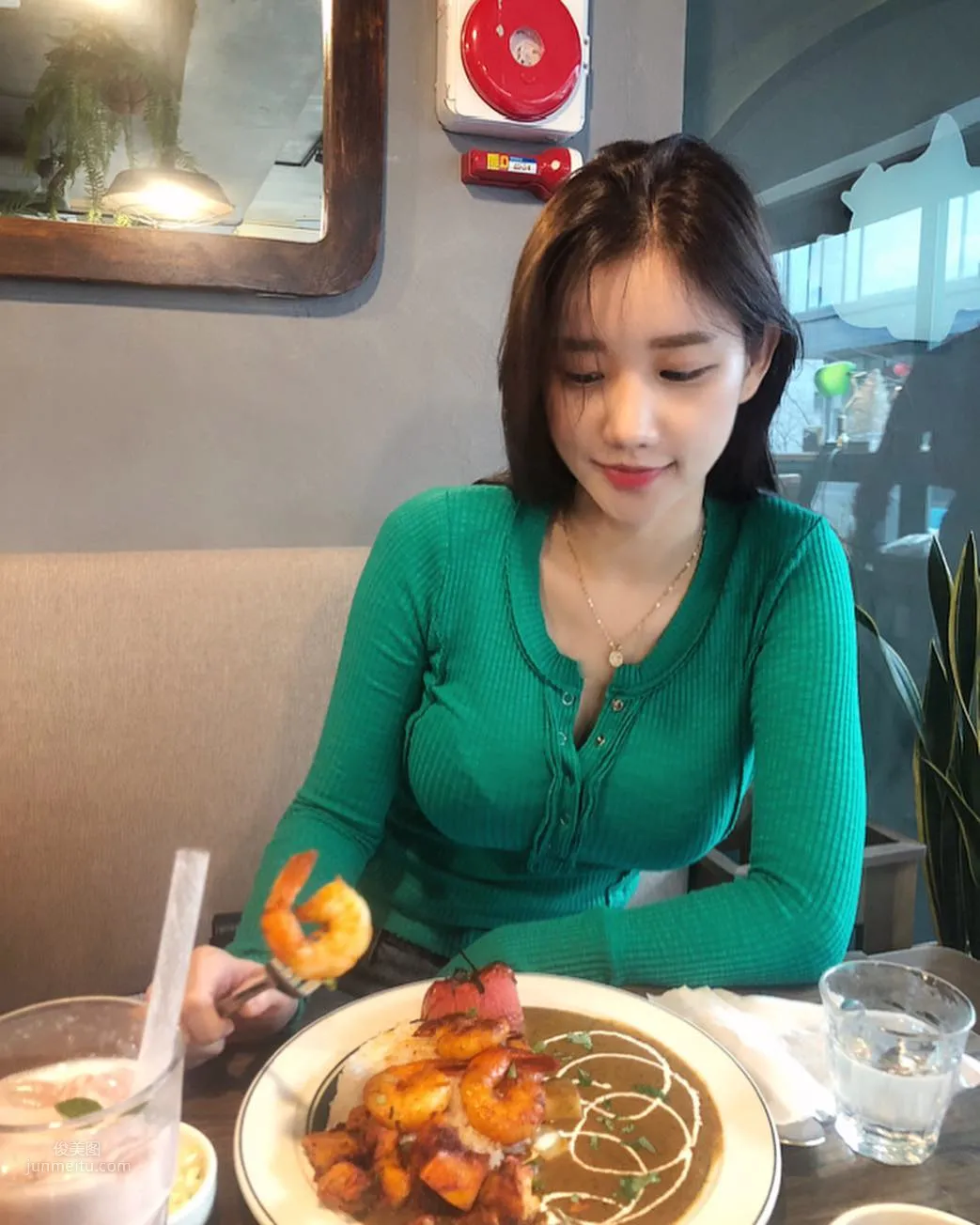 漂亮的韓國姐姐2km2km，她請吃飯你會拒絕麼? 23