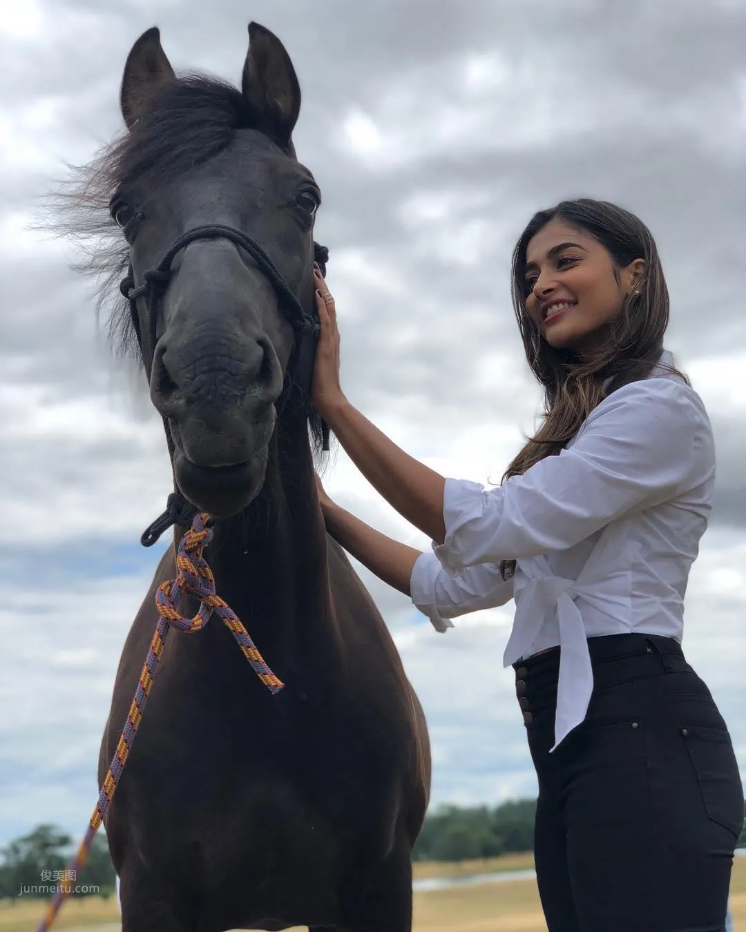 Pooja Hegde - Indian Beauty with Good Looks and Charm photo 15