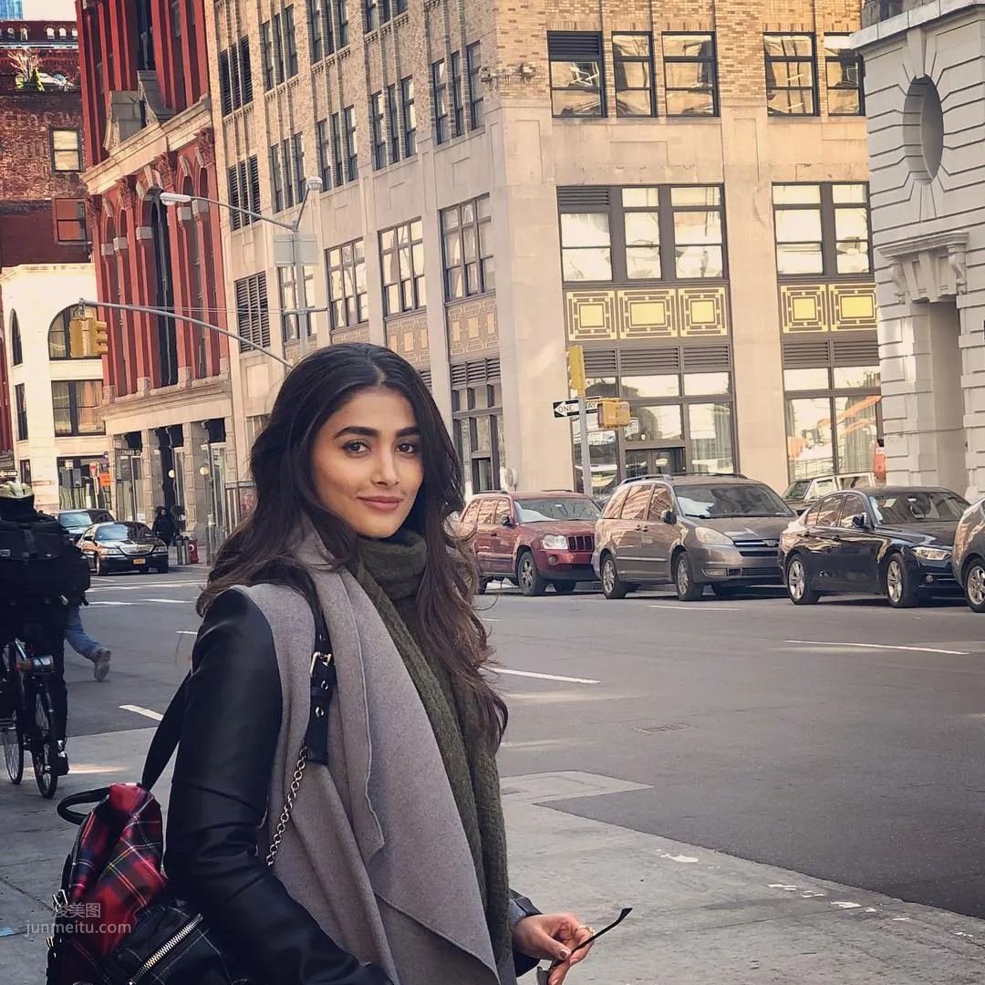 Pooja Hegde - Indian Beauty with Good Looks and Charm photo 6