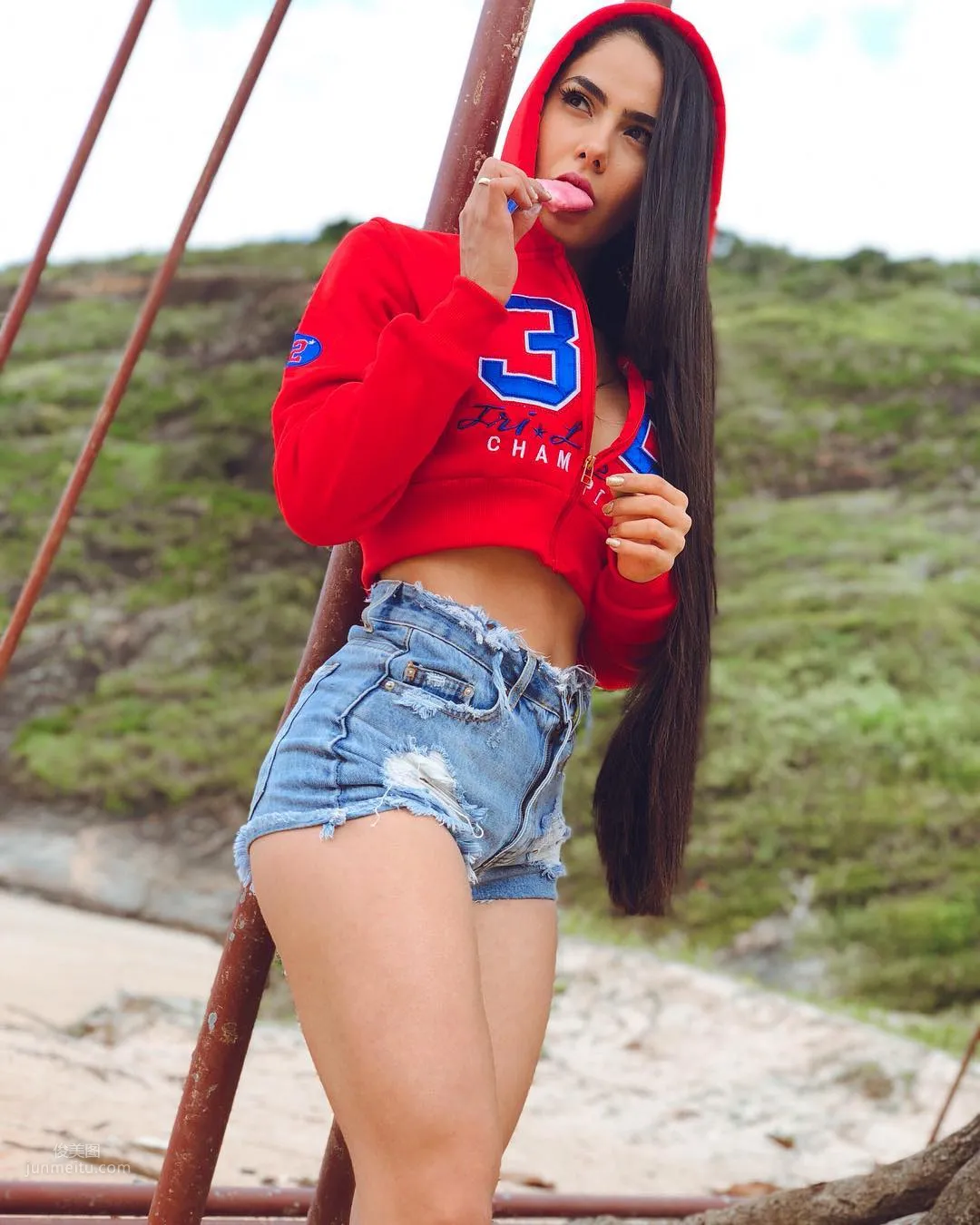 Brazilian Lead Singer Juliana Bonde, Great Songs and Great Looks! photo 27