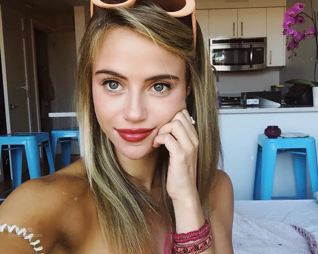 Charlotte McKee, Girlfriend-Type Beauty Tugs at Your Heartstrings photo 30
