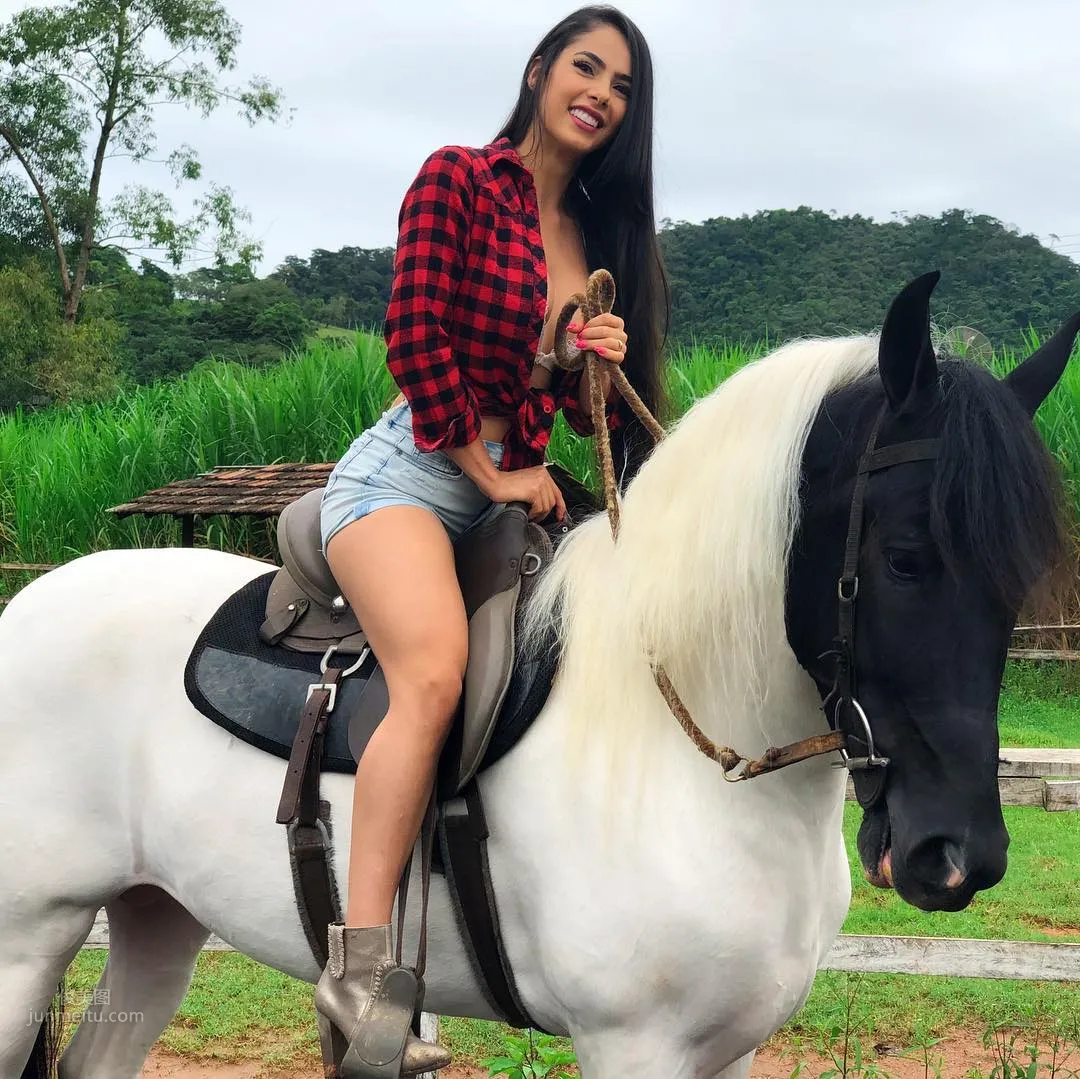 Brazilian Lead Singer Juliana Bonde, Great Songs and Great Looks! photo 23