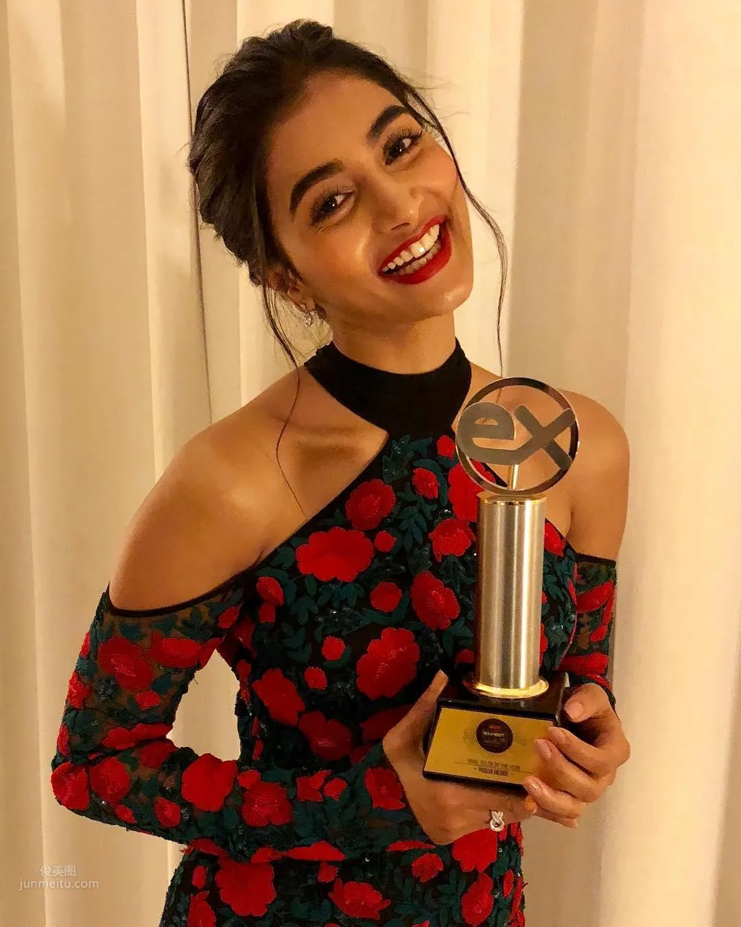 Pooja Hegde - Indian Beauty with Good Looks and Charm photo 3