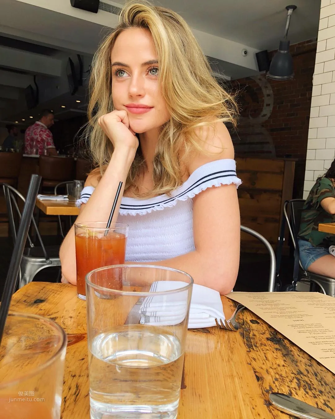 Charlotte McKee, Girlfriend-Type Beauty Tugs at Your Heartstrings photo 7