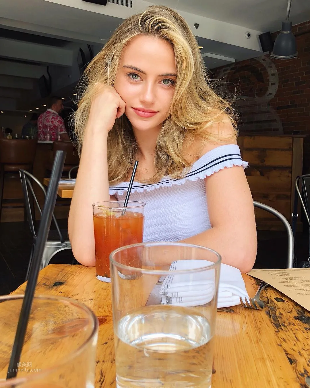 Charlotte McKee, Girlfriend-Type Beauty Tugs at Your Heartstrings photo 8