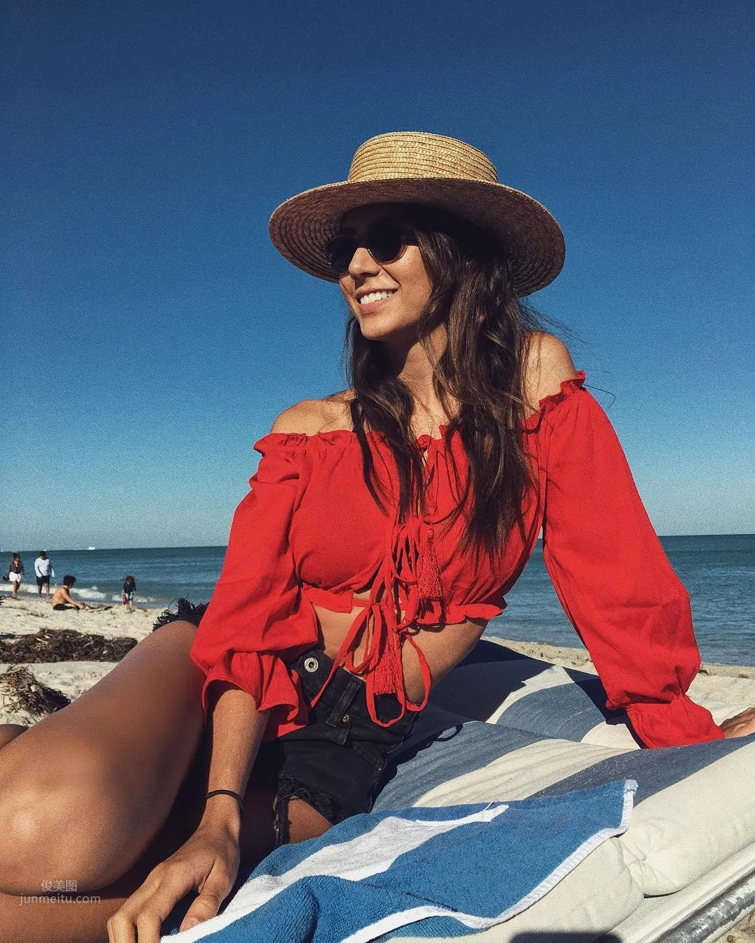 Catalina Freer - Radiating Sunshine and Sexy Charm from Head to Toe photo 6