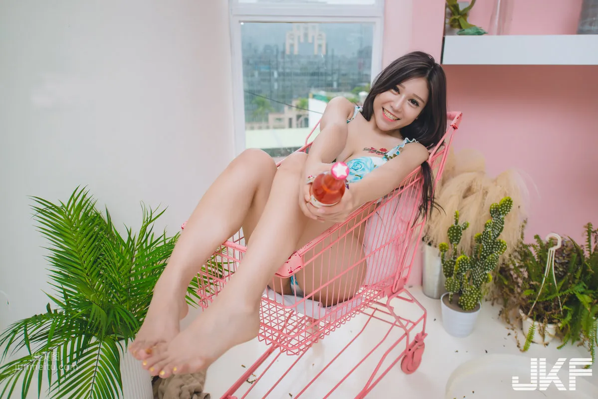 女友歐美妃「性感美胸視角」，「超辣比基尼」讓人無法招架！ 15