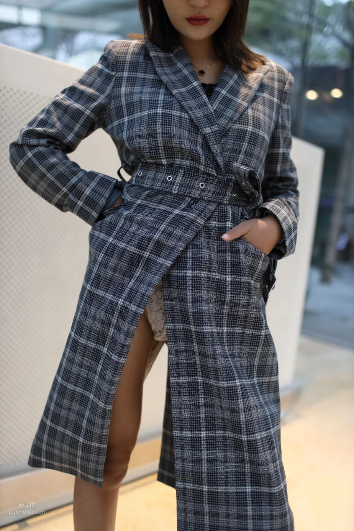 SOLO尹菲- 熱褲高跟美女街拍原圖 210