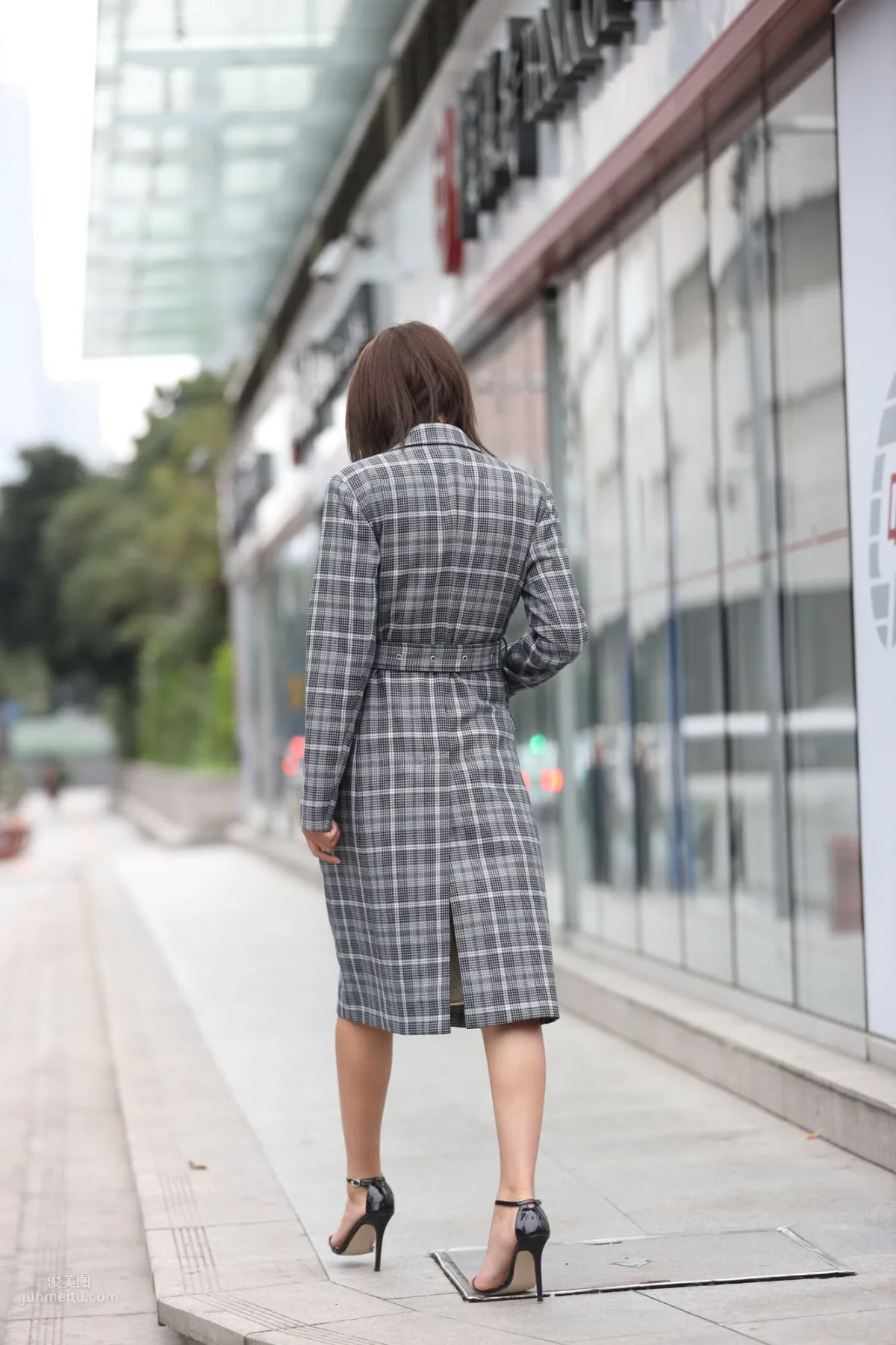 SOLO尹菲- 热裤高跟美女街拍原图_2