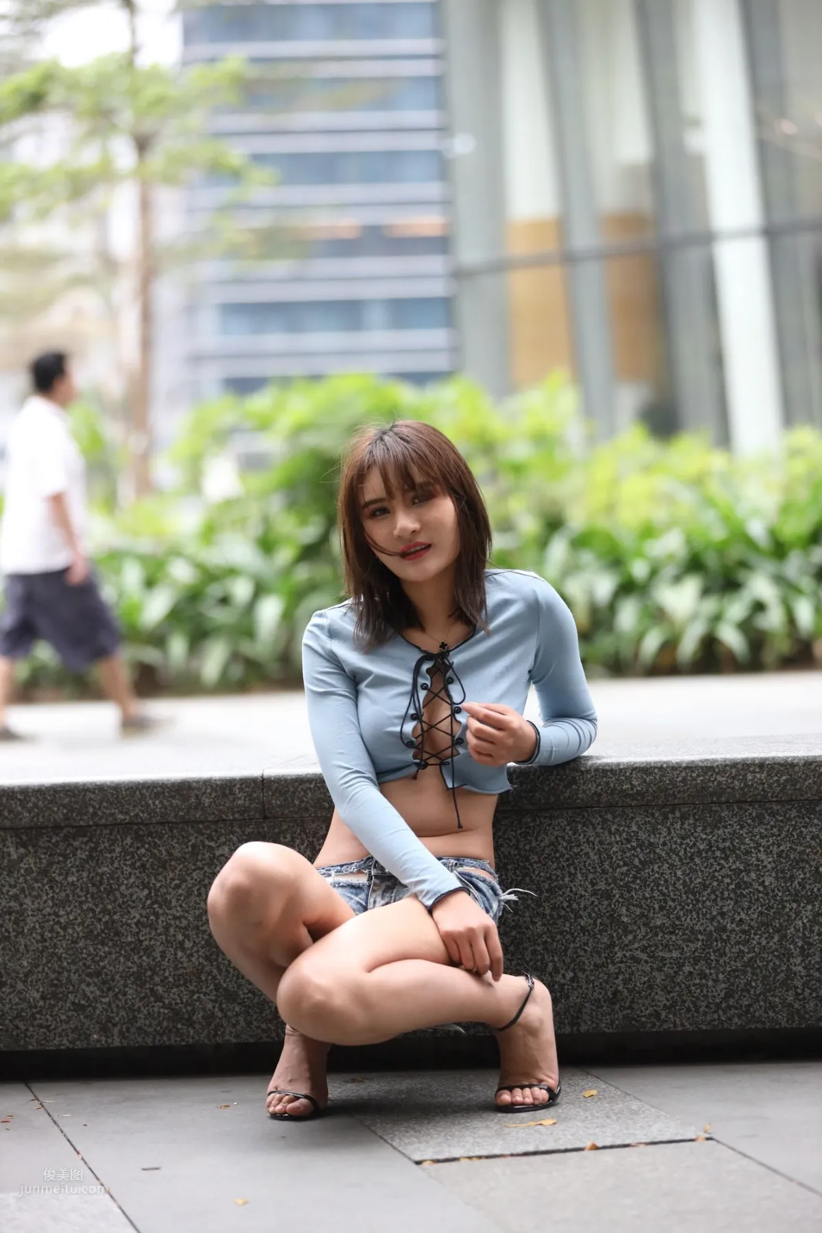 SOLO尹菲- 熱褲高跟美女街拍原圖 175