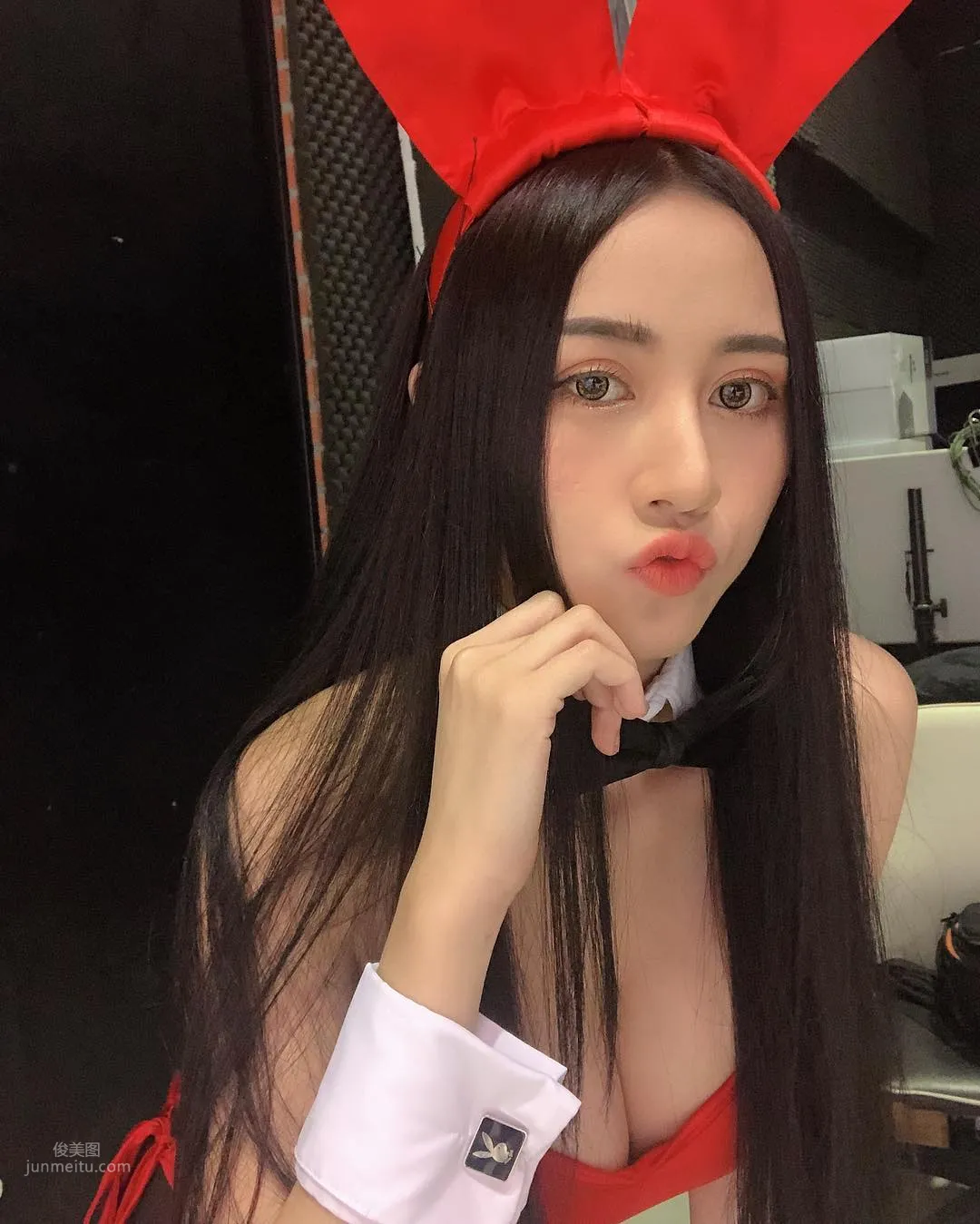 Bunny Donut - Thai Beauty Bunny Unleashes Her Big Strip Tease Move photo 7
