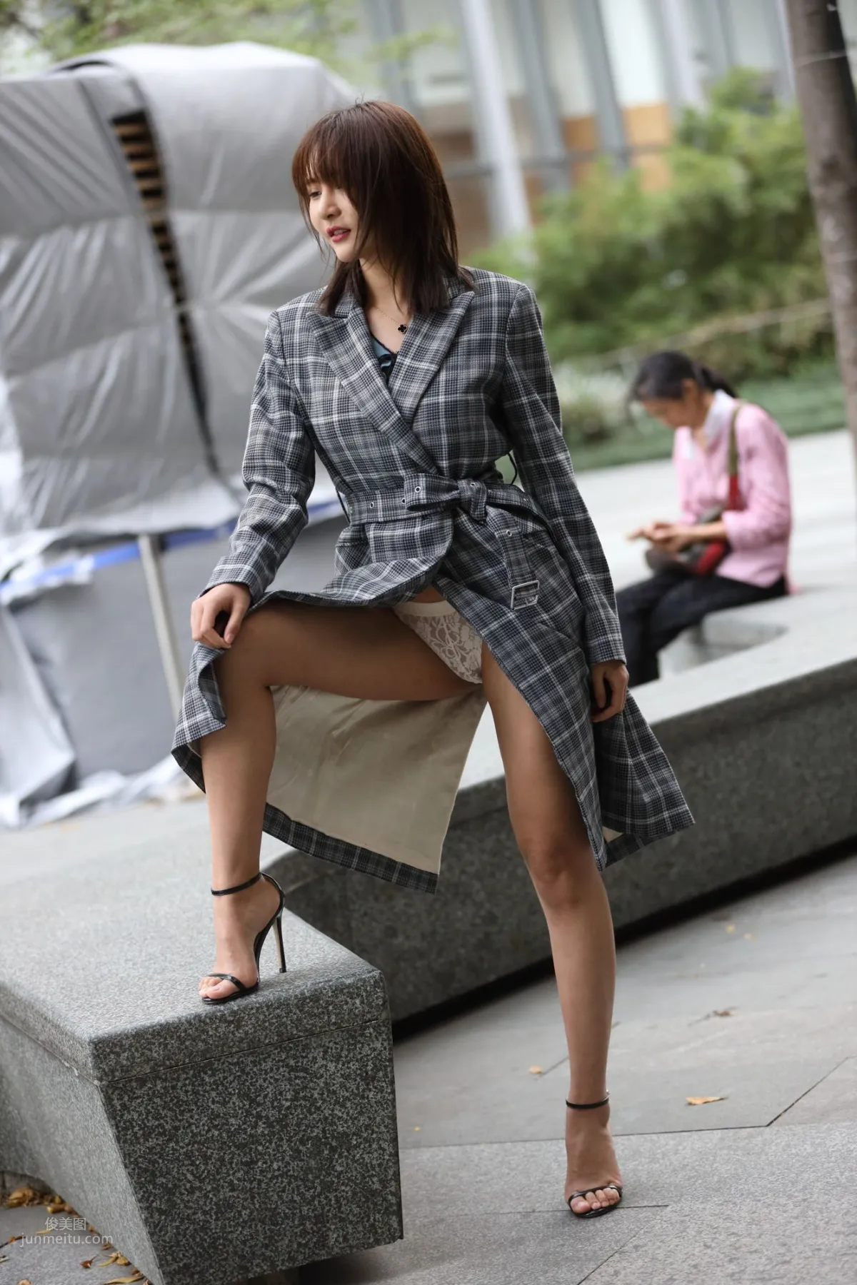 SOLO尹菲- 熱褲高跟美女街拍原圖 196