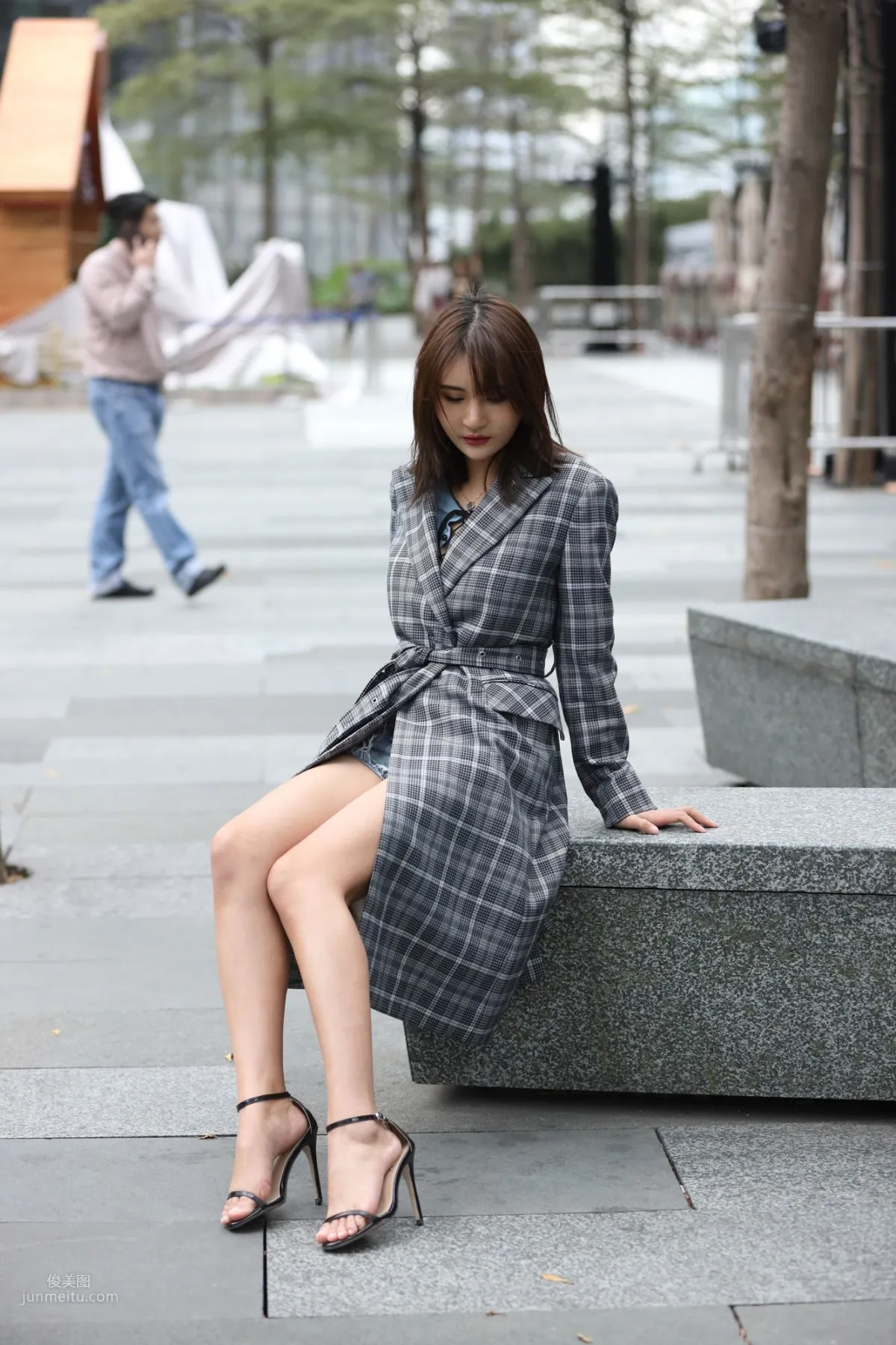 SOLO尹菲- 熱褲高跟美女街拍原圖 12