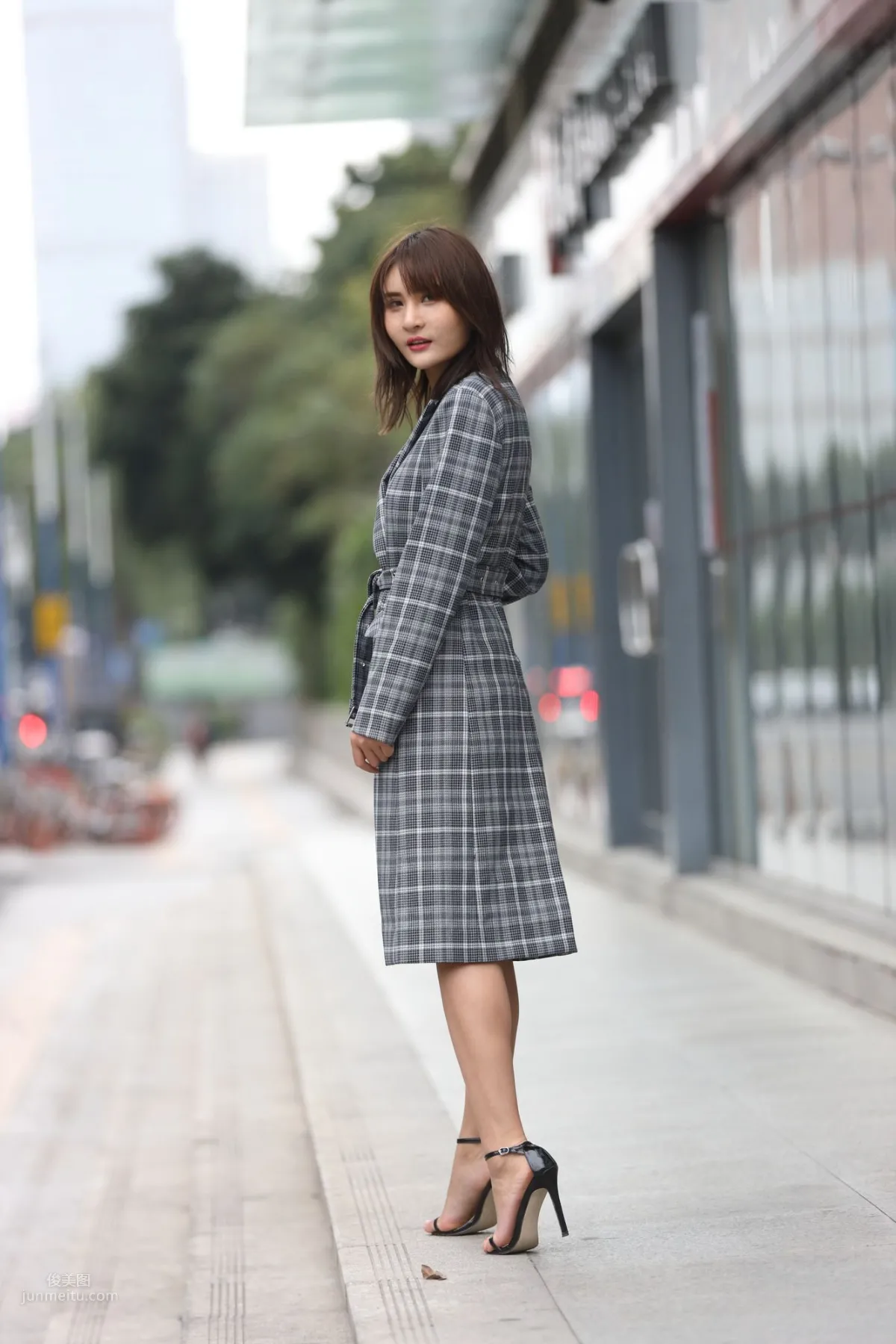 SOLO尹菲- 熱褲高跟美女街拍原圖 5