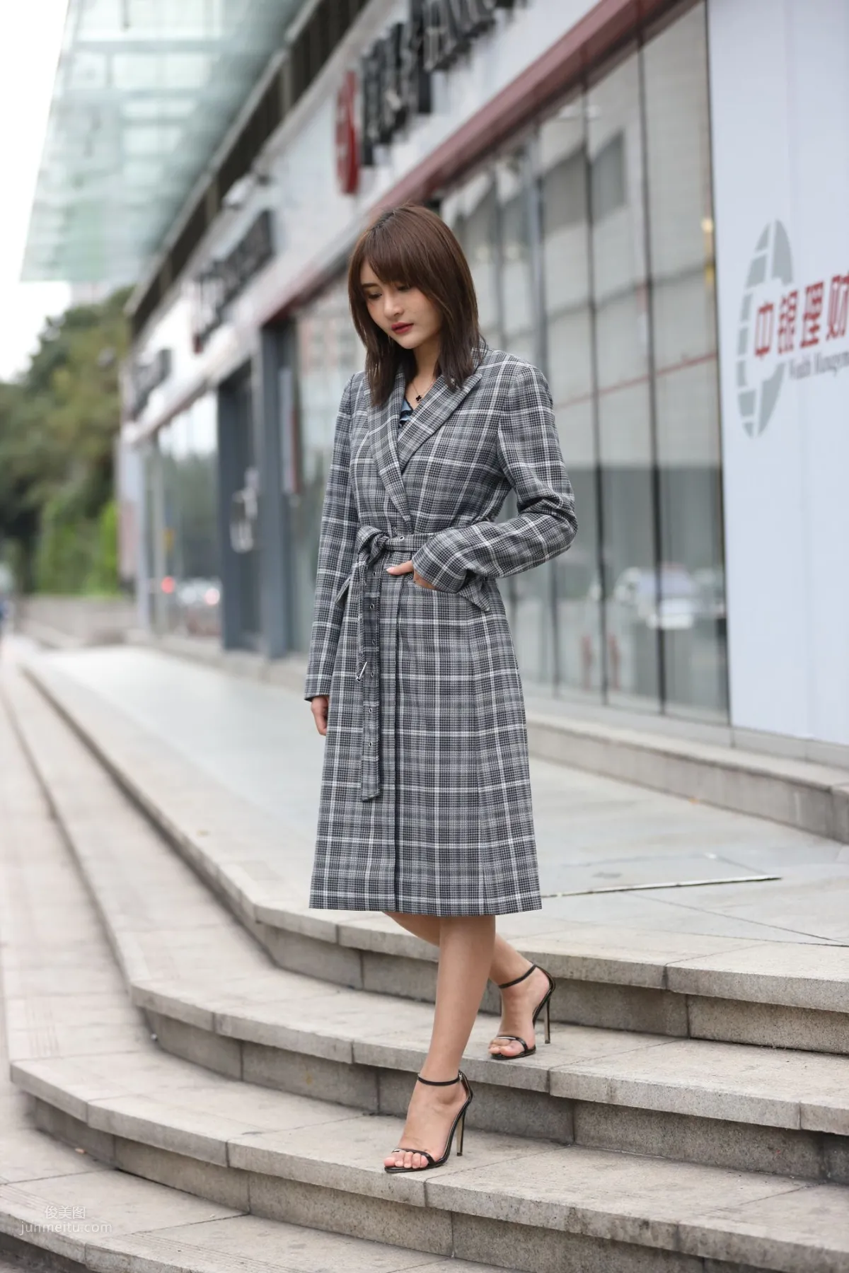 SOLO尹菲- 熱褲高跟美女街拍原圖 8