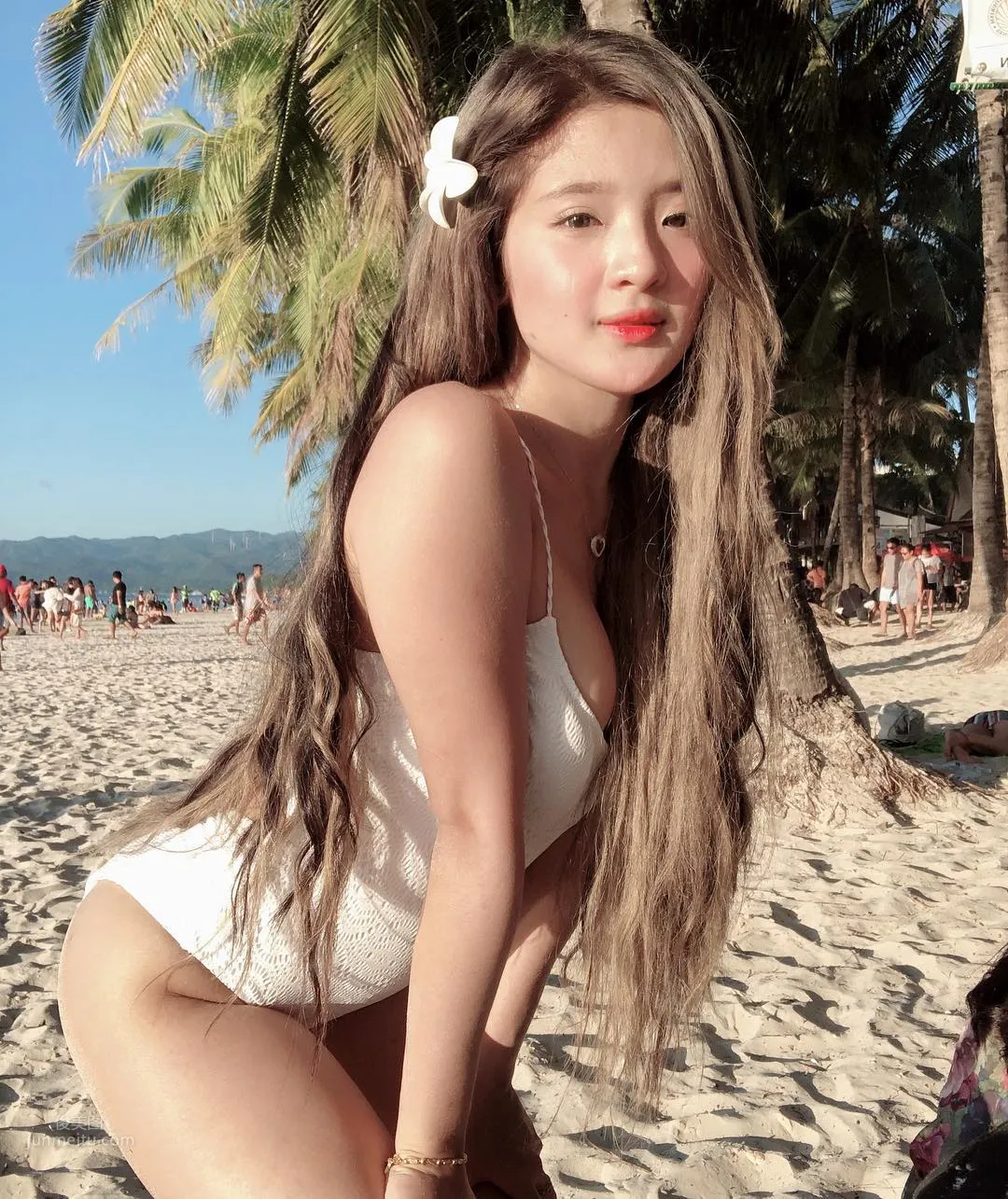 长发正妹沙滩玩泥沙，火辣身材震动游客眼球_27
