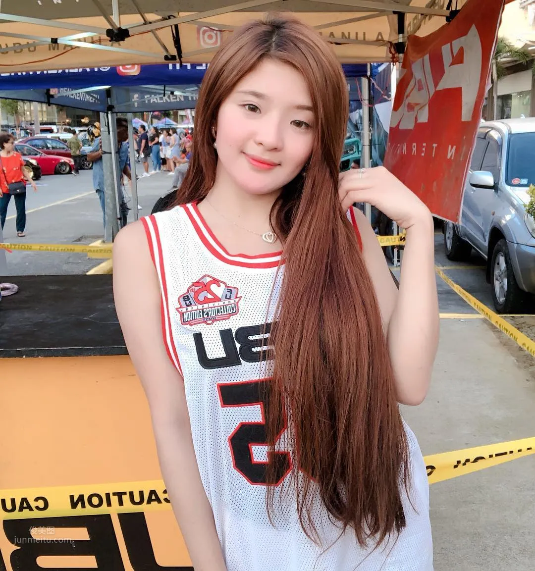 长发正妹沙滩玩泥沙，火辣身材震动游客眼球_22