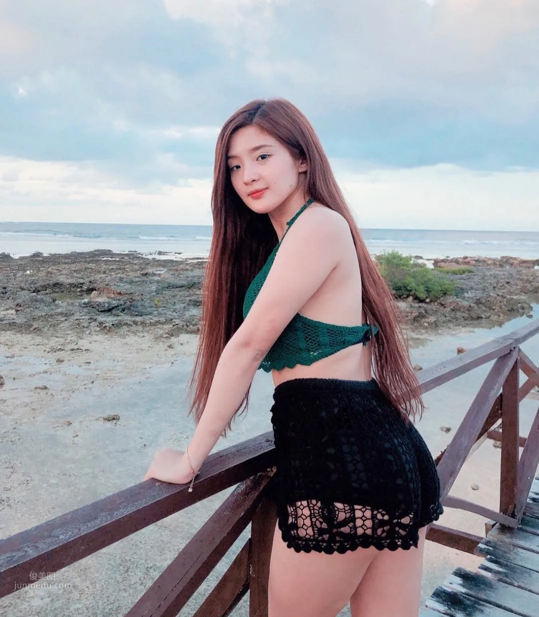 长发正妹沙滩玩泥沙，火辣身材震动游客眼球_17