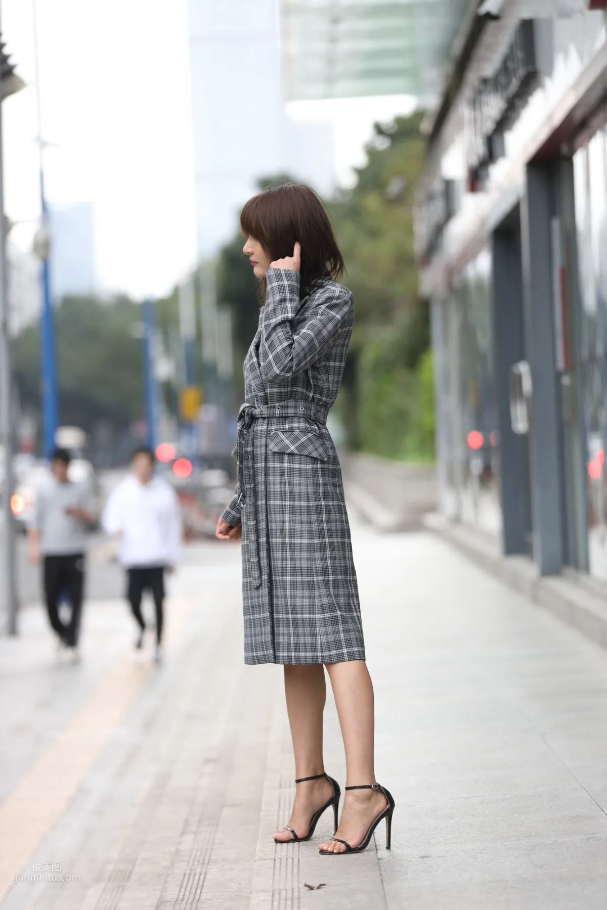 SOLO尹菲- 熱褲高跟美女街拍原圖 7