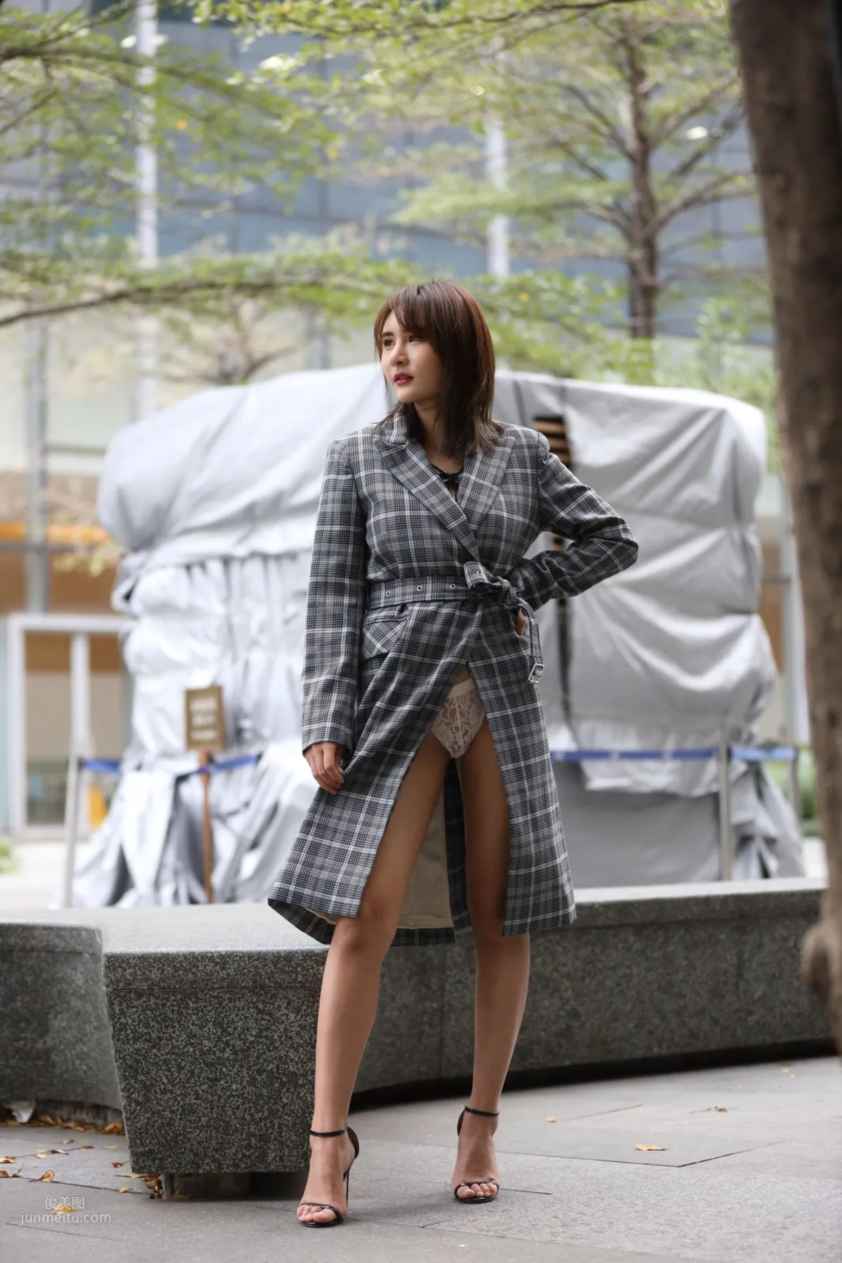 SOLO尹菲- 熱褲高跟美女街拍原圖 203