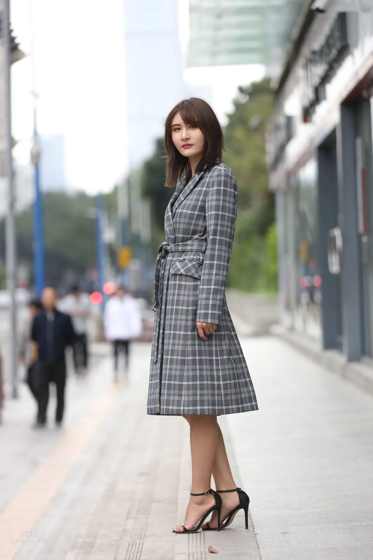 SOLO尹菲- 熱褲高跟美女街拍原圖 6