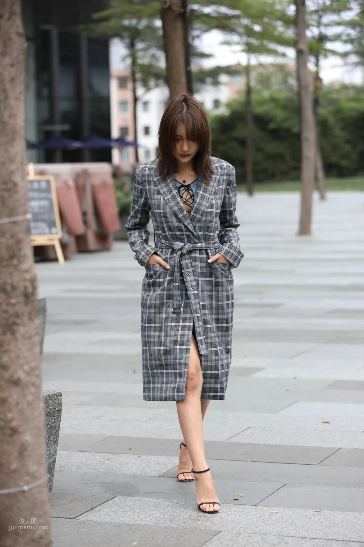 SOLO尹菲- 熱褲高跟美女街拍原圖 19