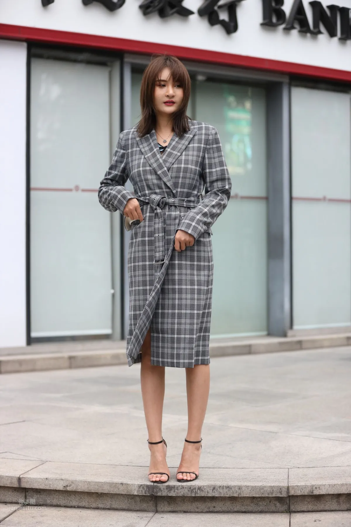 SOLO尹菲- 热裤高跟美女街拍原图_1