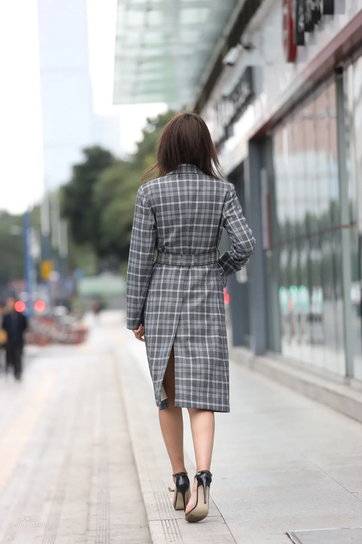 SOLO尹菲- 熱褲高跟美女街拍原圖 4