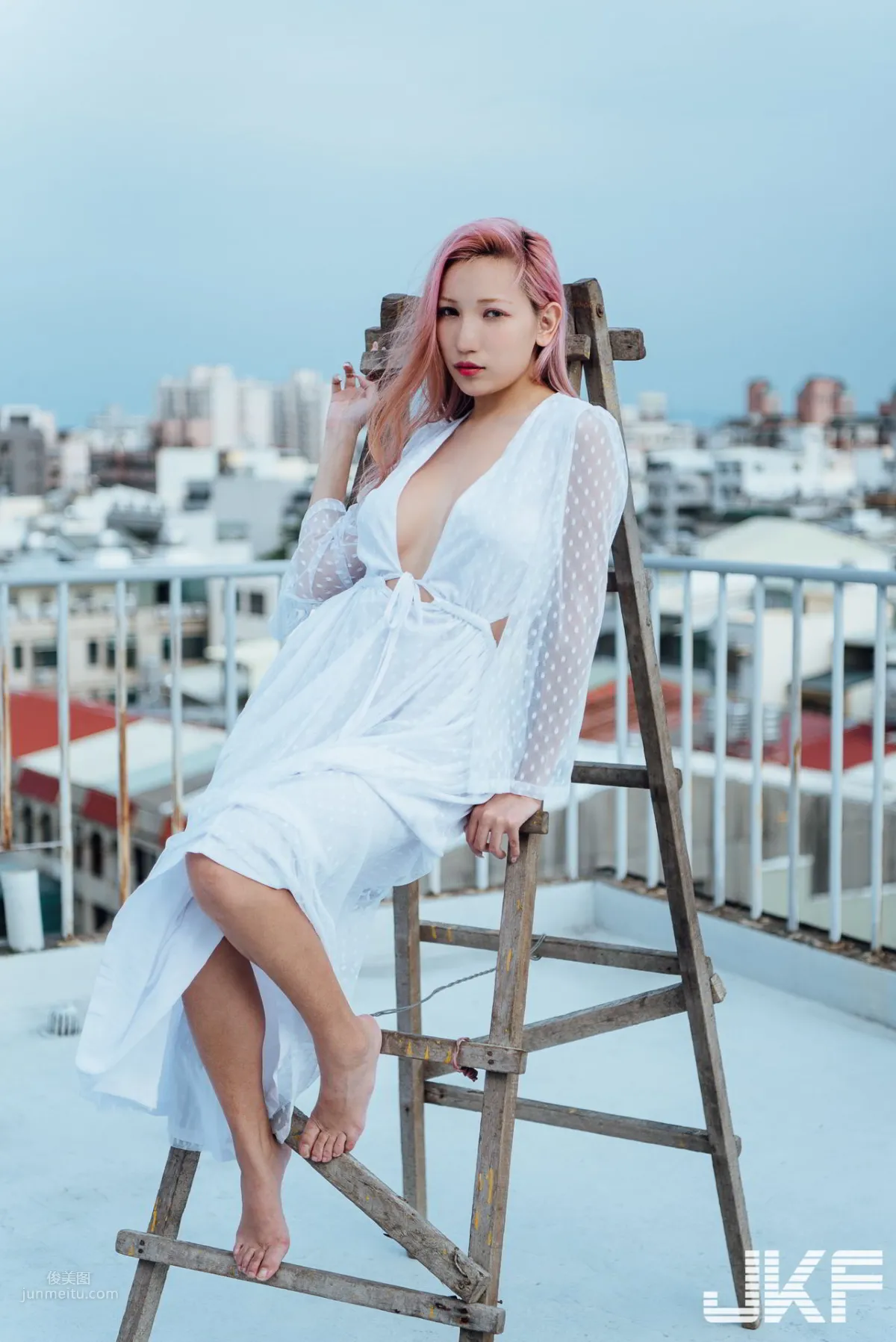 让人完全无法专心上课的火辣G罩杯辣师「34G Coco」美术班开课！_23