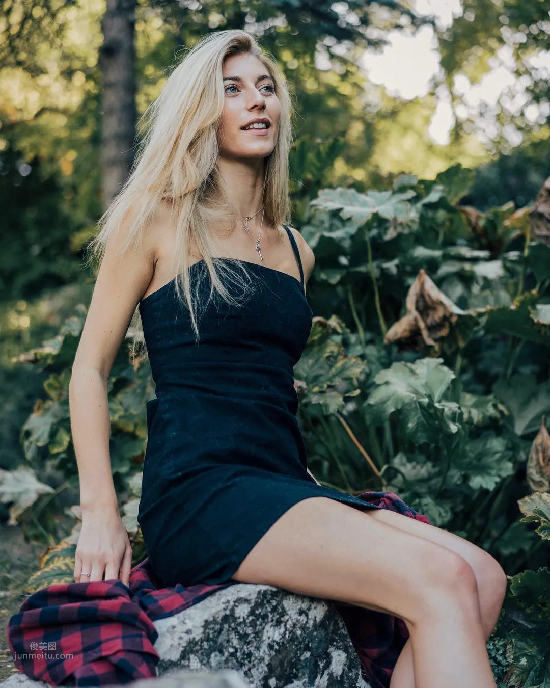 Ella Parsons - Elegant Beauty's Sweet Smile Makes the Corners of Your Mouth Lift Unconsciously photo 2