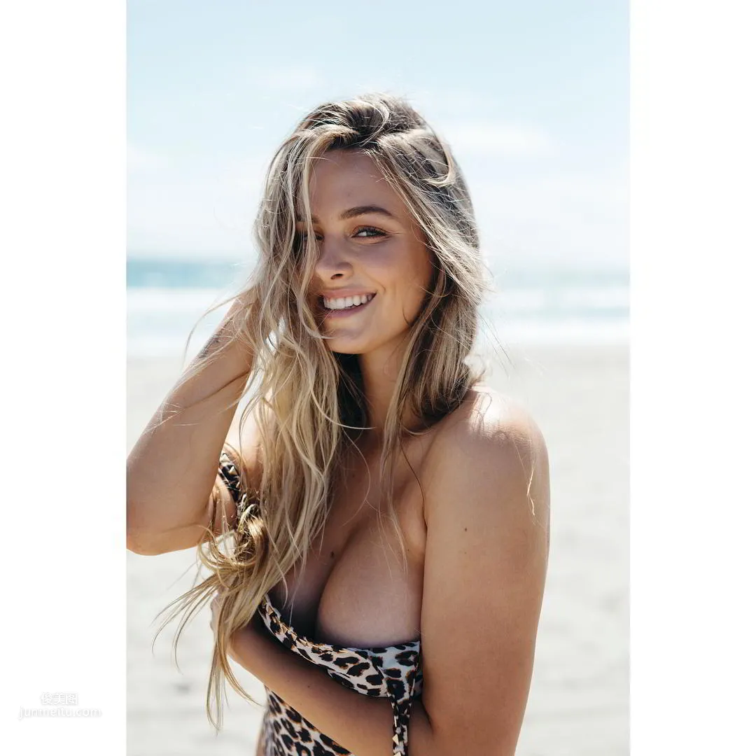 Raine Michaels, Plump Bikini Look Feels Just Right photo 15
