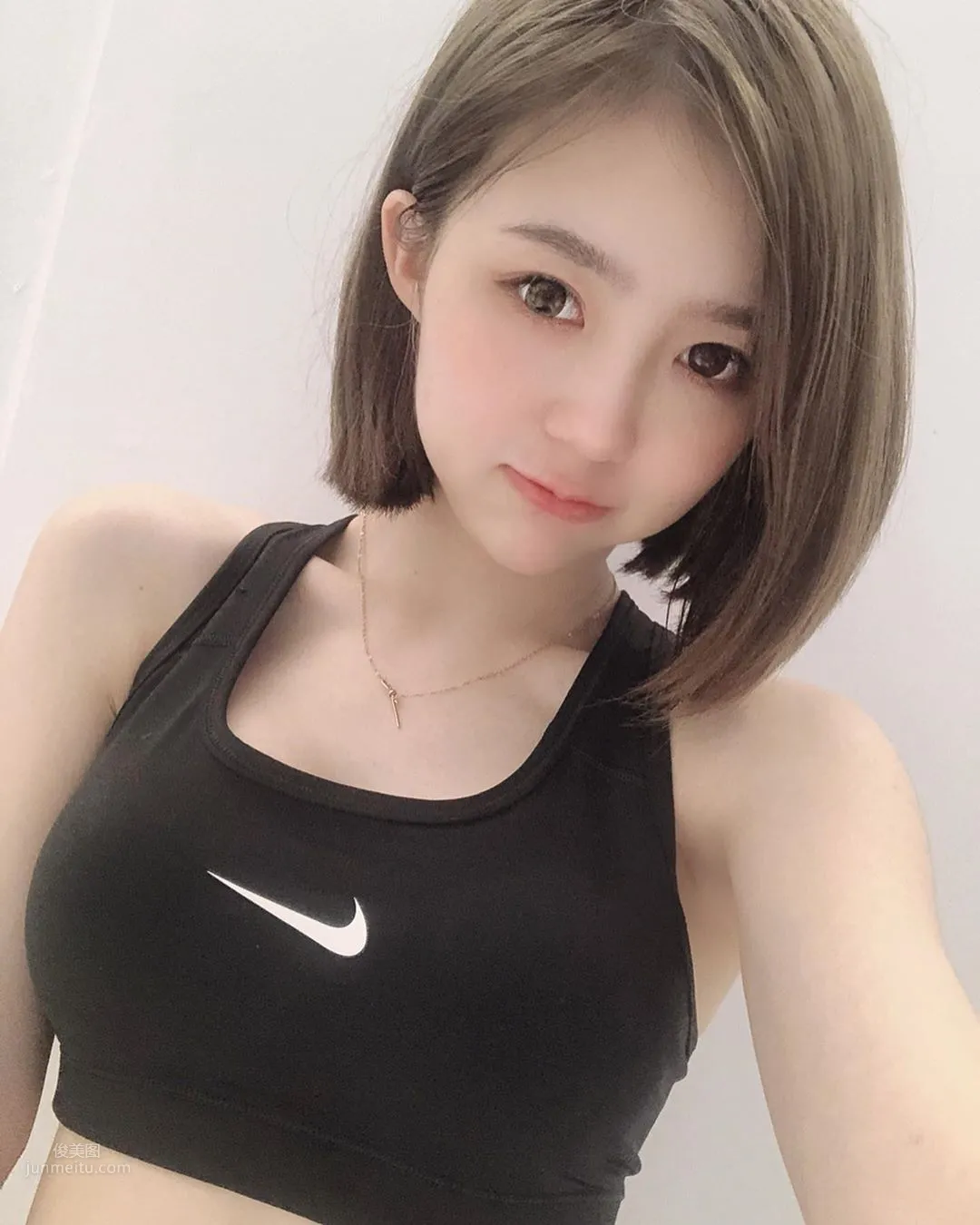 正妹妮妮子穿運動背心健身，鎖骨出賣好身材 21
