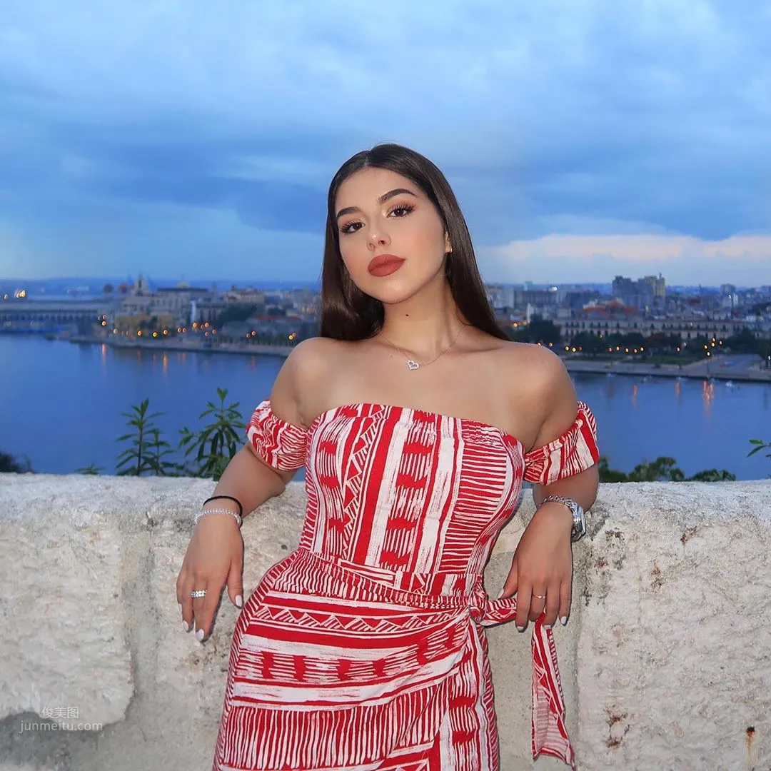 Amanda Diaz - Cuban Beauty Teaches You How to Do Makeup photo 26