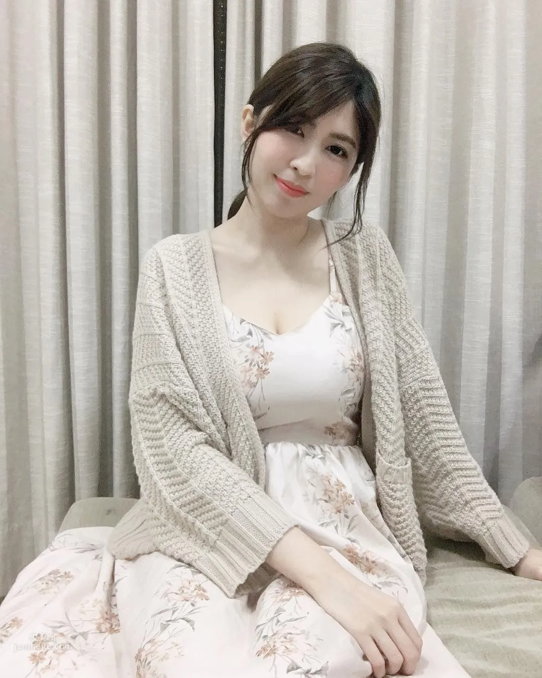 Malaysian Beauty Li Aiwei Swimsuit Photos, Amazing Figure Shocks Netizens photo 4