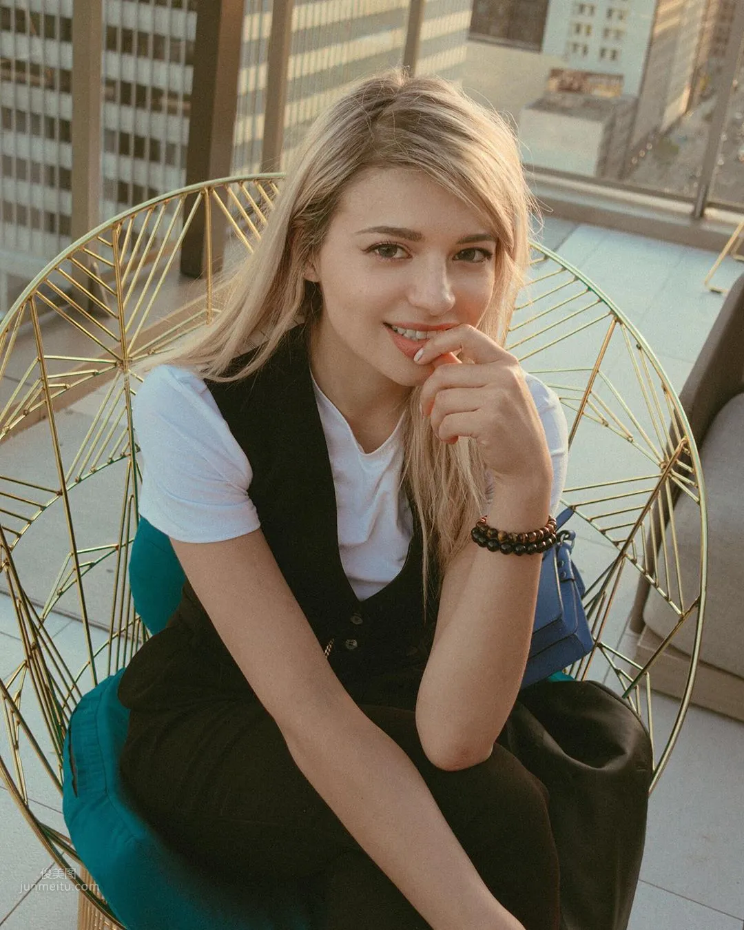 Max Reeves, Off-the-Charts Elegance! 'Top-Notch Beauty' with Stunning Looks photo 27