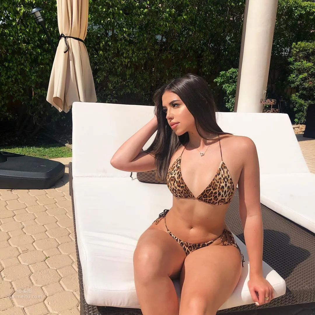 Amanda Diaz - Cuban Beauty Teaches You How to Do Makeup photo 21