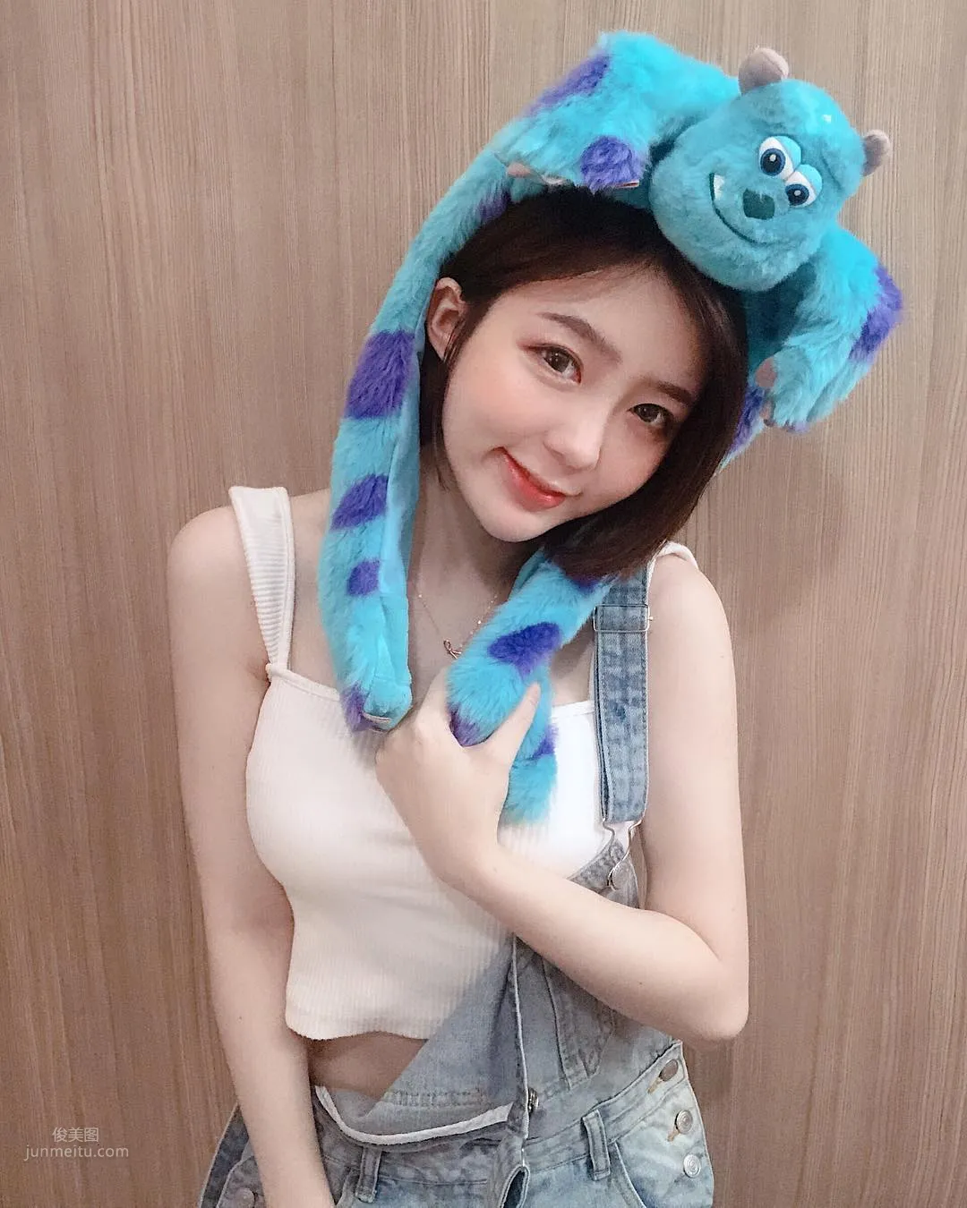 正妹妮妮子穿運動背心健身，鎖骨出賣好身材 10