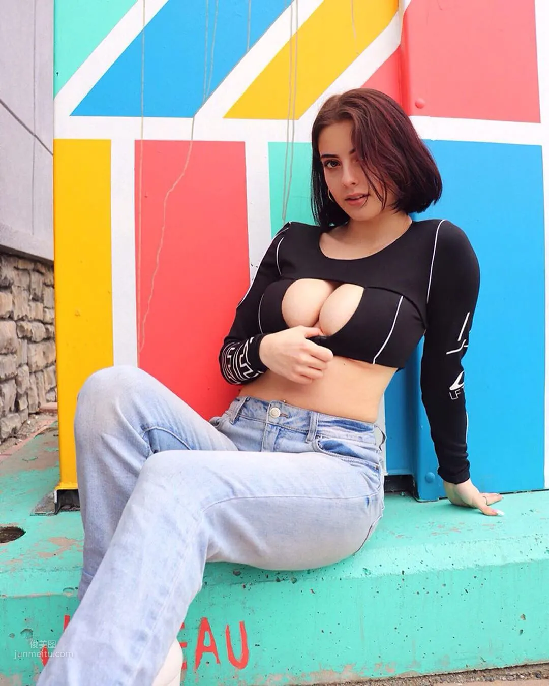 Julia Burch: Photo Set 2025 photo 29
