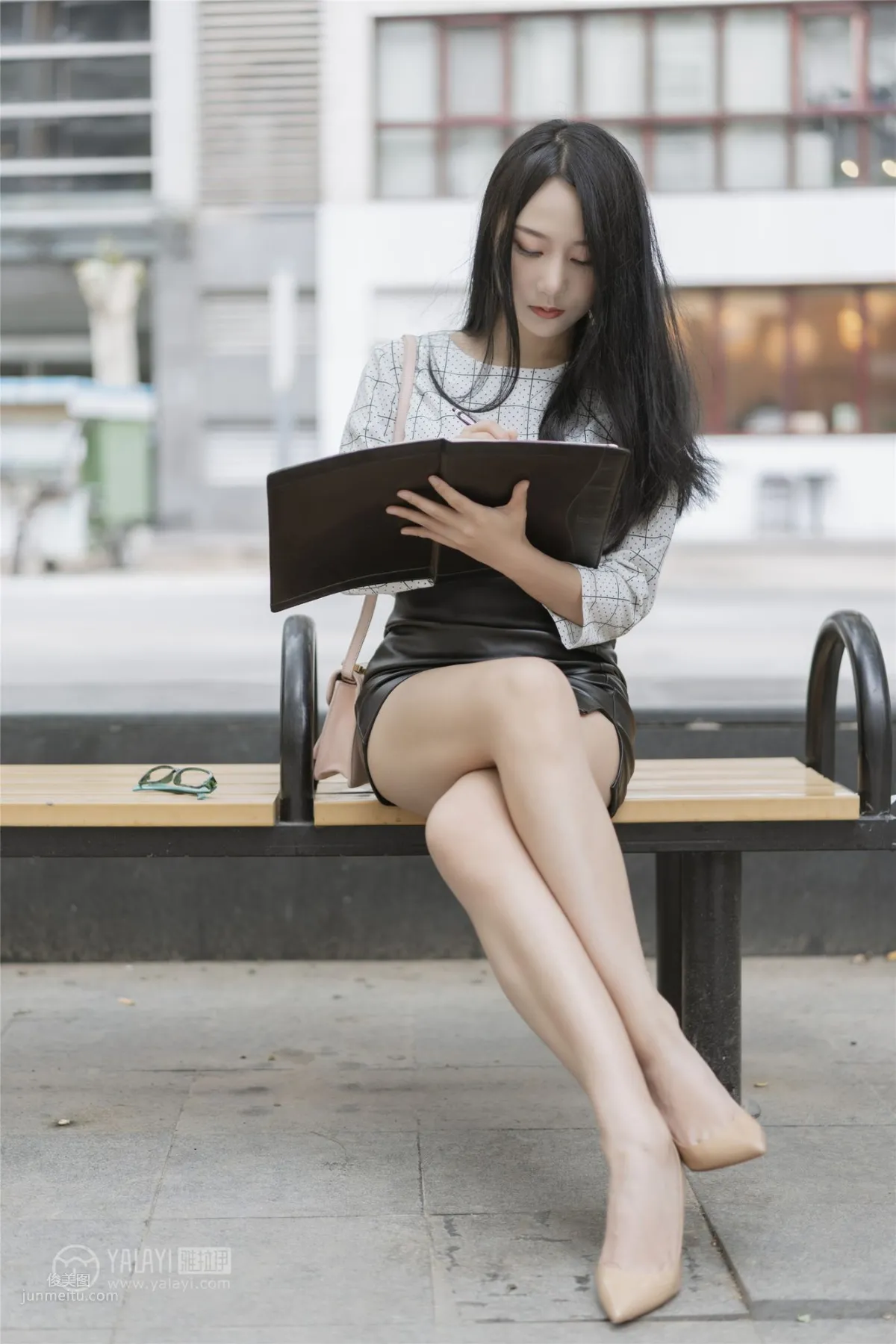 [YALAYI雅拉伊] 2019.06.28 Vol.322 女白领的私生活 何嘉颖_10