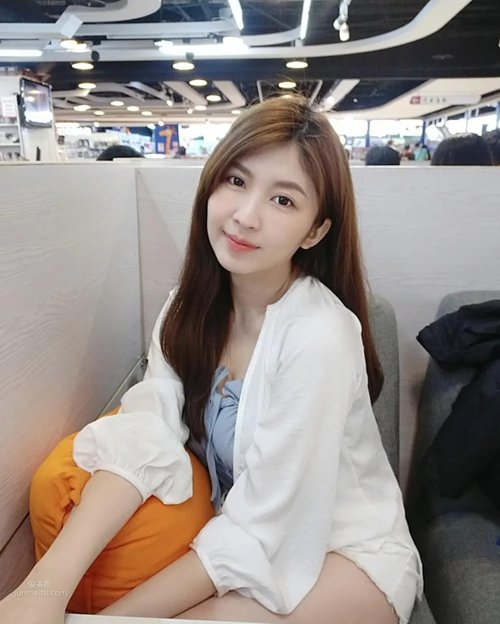 Malaysian Beauty Li Aiwei Swimsuit Photos, Amazing Figure Shocks Netizens photo 9