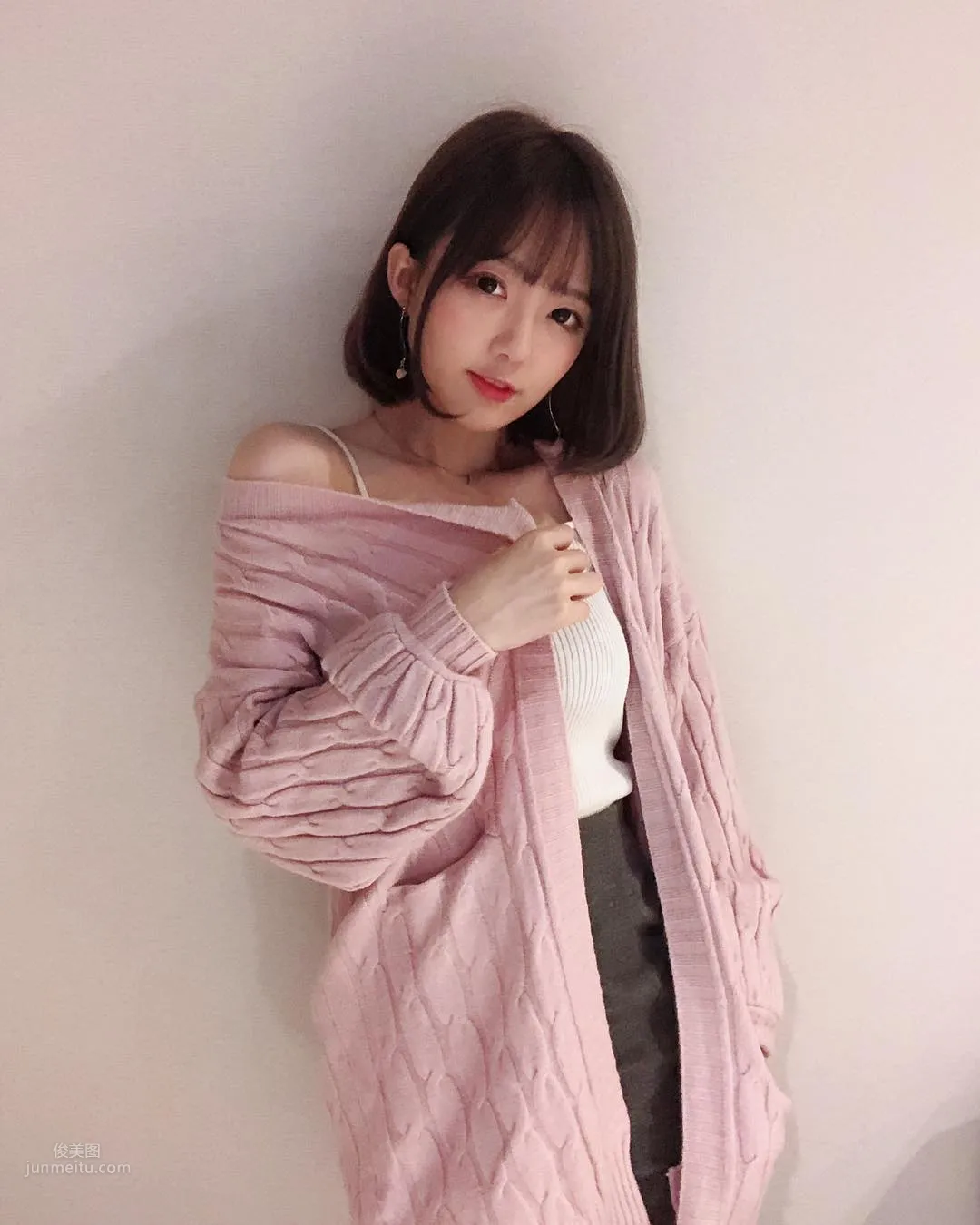 正妹妮妮子穿運動背心健身，鎖骨出賣好身材 5