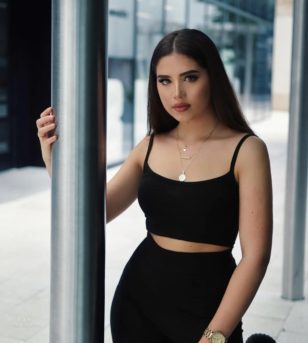 Amanda Diaz - Cuban Beauty Teaches You How to Do Makeup photo 7
