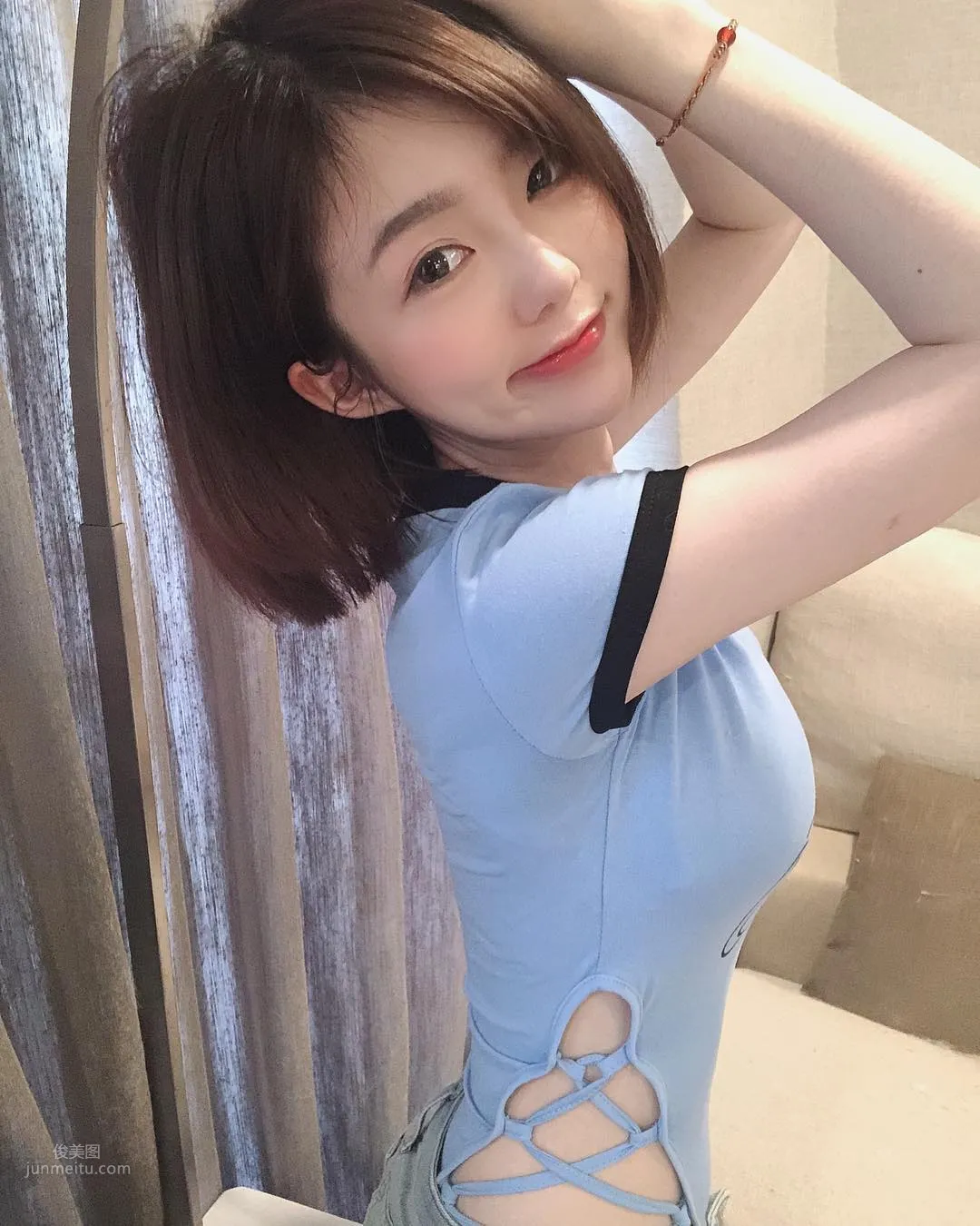 正妹妮妮子穿運動背心健身，鎖骨出賣好身材 15