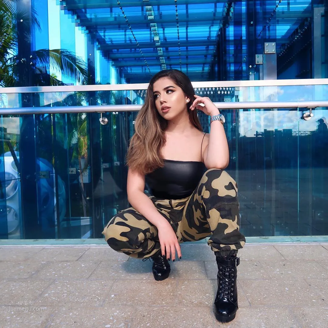 Amanda Diaz - Cuban Beauty Teaches You How to Do Makeup photo 4