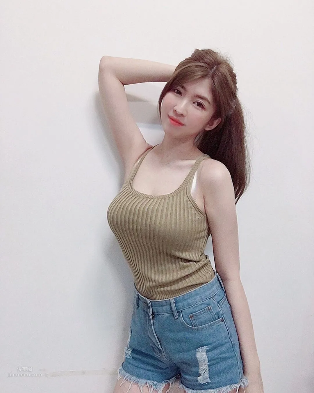 Malaysian Beauty Li Aiwei Swimsuit Photos, Amazing Figure Shocks Netizens photo 14