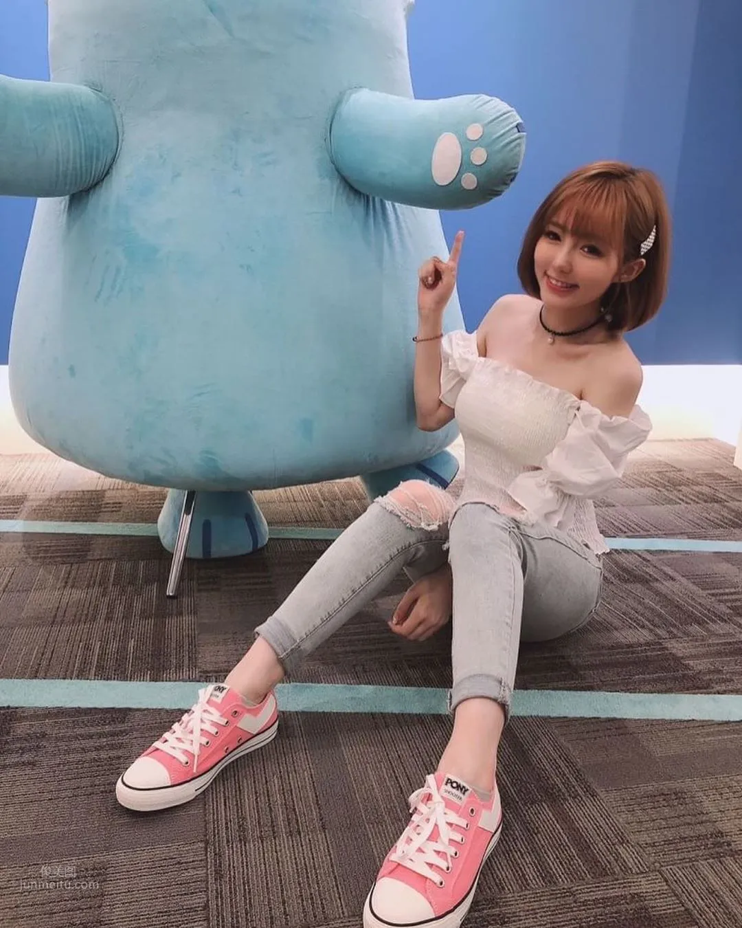 正妹妮妮子穿運動背心健身，鎖骨出賣好身材 19