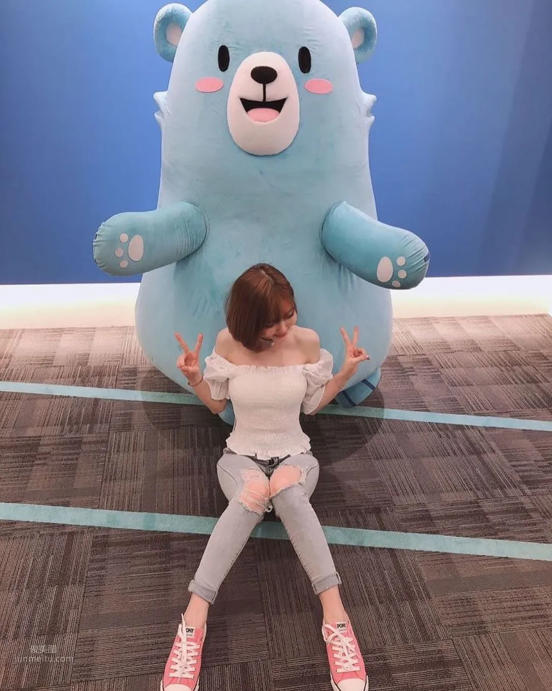 正妹妮妮子穿運動背心健身，鎖骨出賣好身材 18