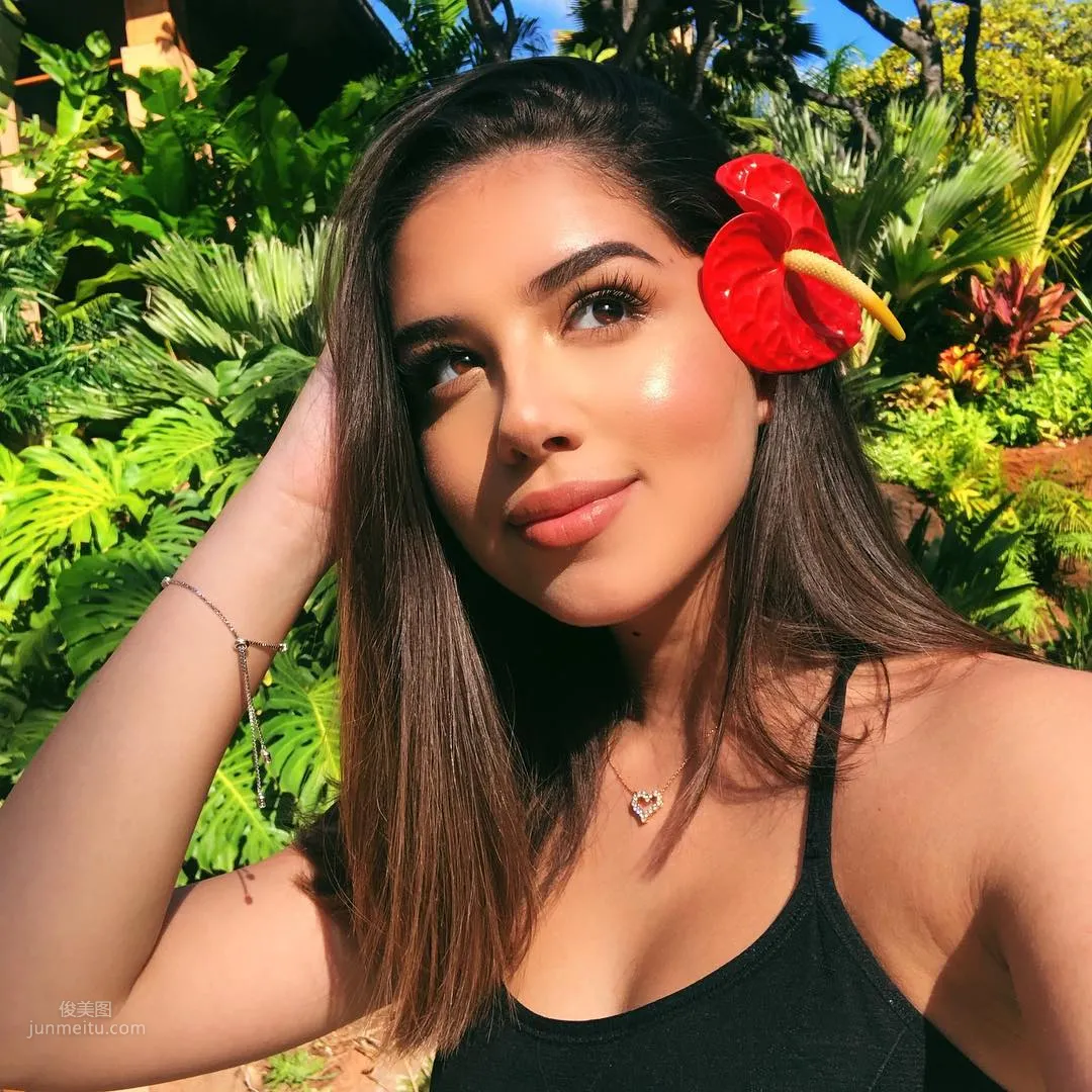 Amanda Diaz - Cuban Beauty Teaches You How to Do Makeup photo 14