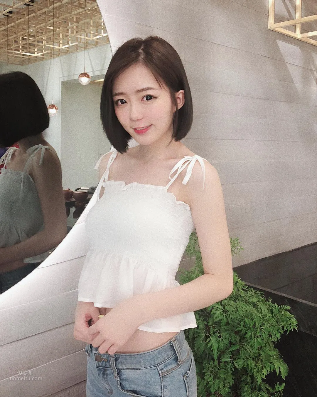 正妹妮妮子穿運動背心健身，鎖骨出賣好身材 3